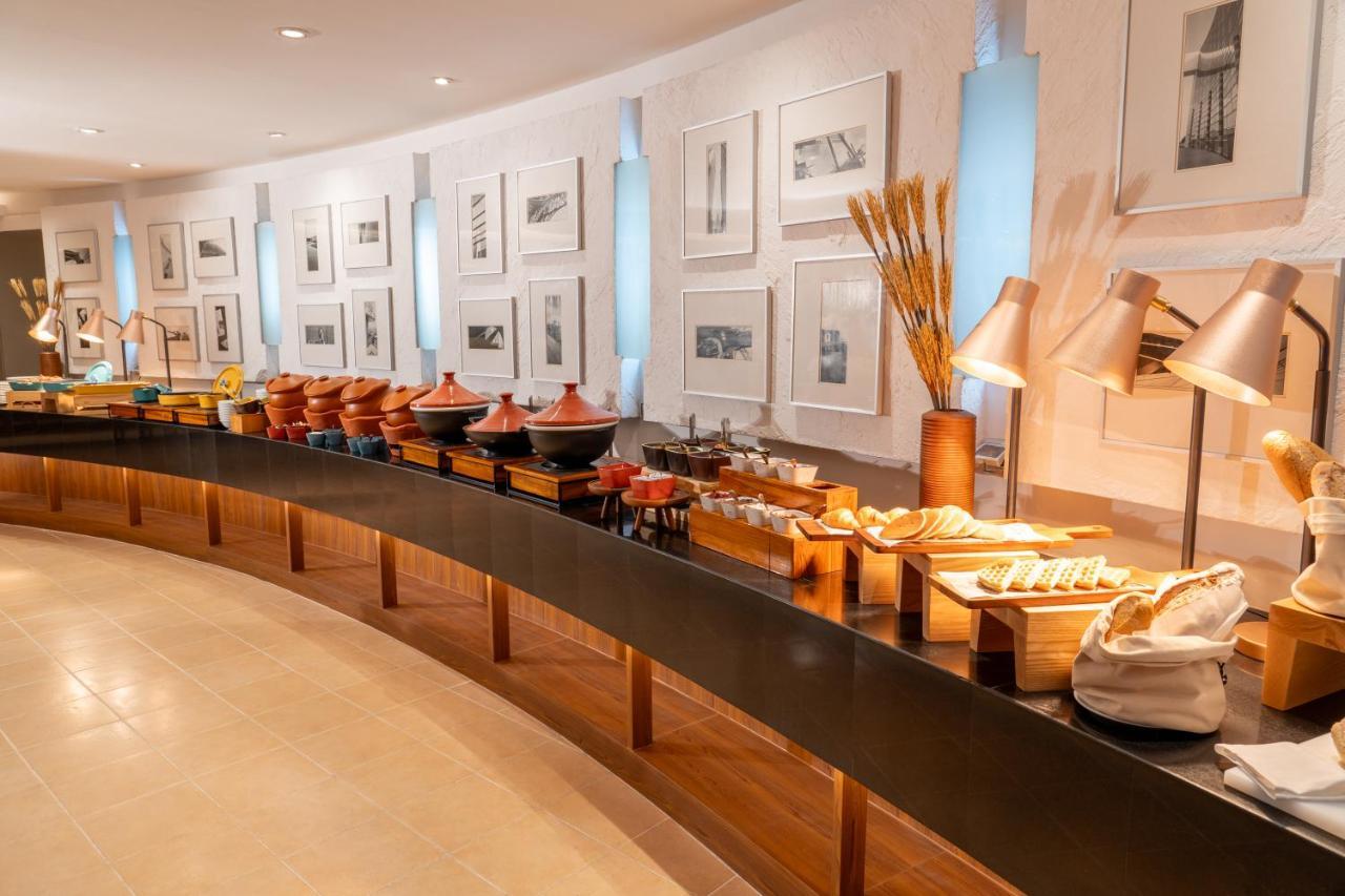 Nh Bangkok Sukhumvit Boulevard Exterior foto A buffet at a hotel