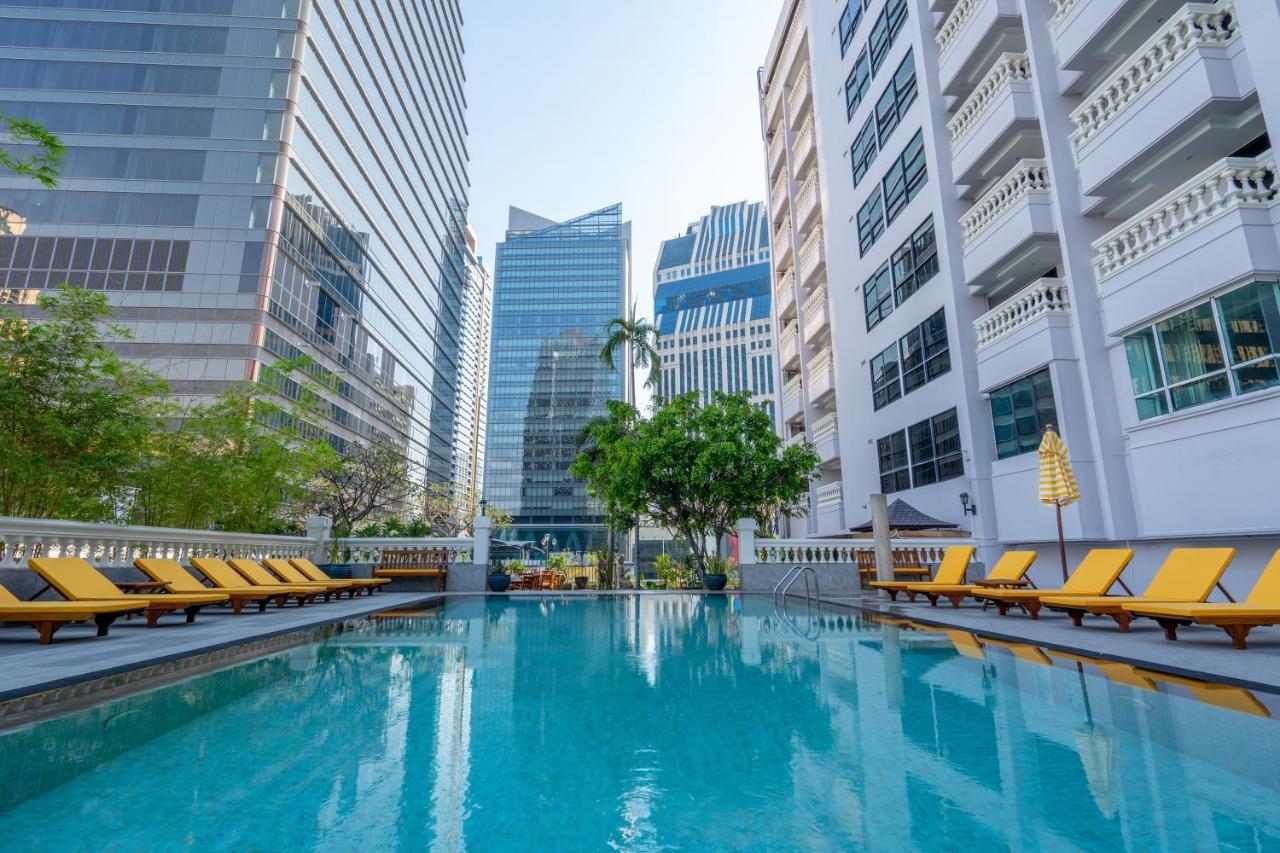 Nh Bangkok Sukhumvit Boulevard Exterior foto The swimming pool at the hotel