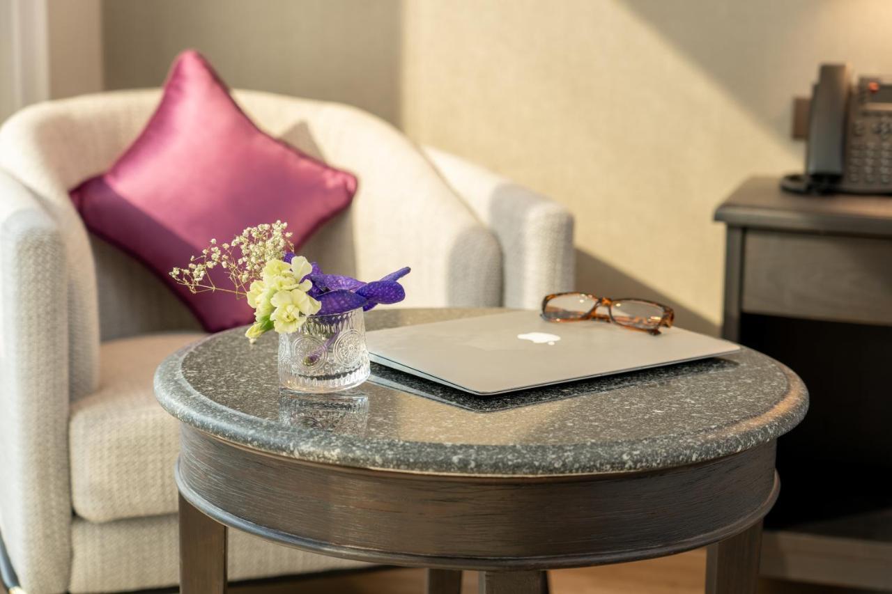 Nh Bangkok Sukhumvit Boulevard Exterior foto A table with a granite top