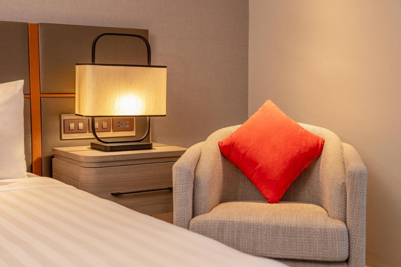 Nh Bangkok Sukhumvit Boulevard Exterior foto A lamp on a bedside table