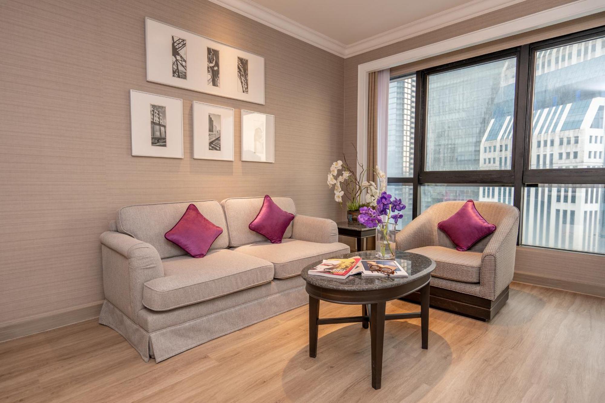 Nh Bangkok Sukhumvit Boulevard Exterior foto A living room in a hotel suite